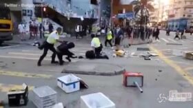 Hong Kong, poliziotto apre fuoco su manifestante: il momento dello sparo a bruciapelo