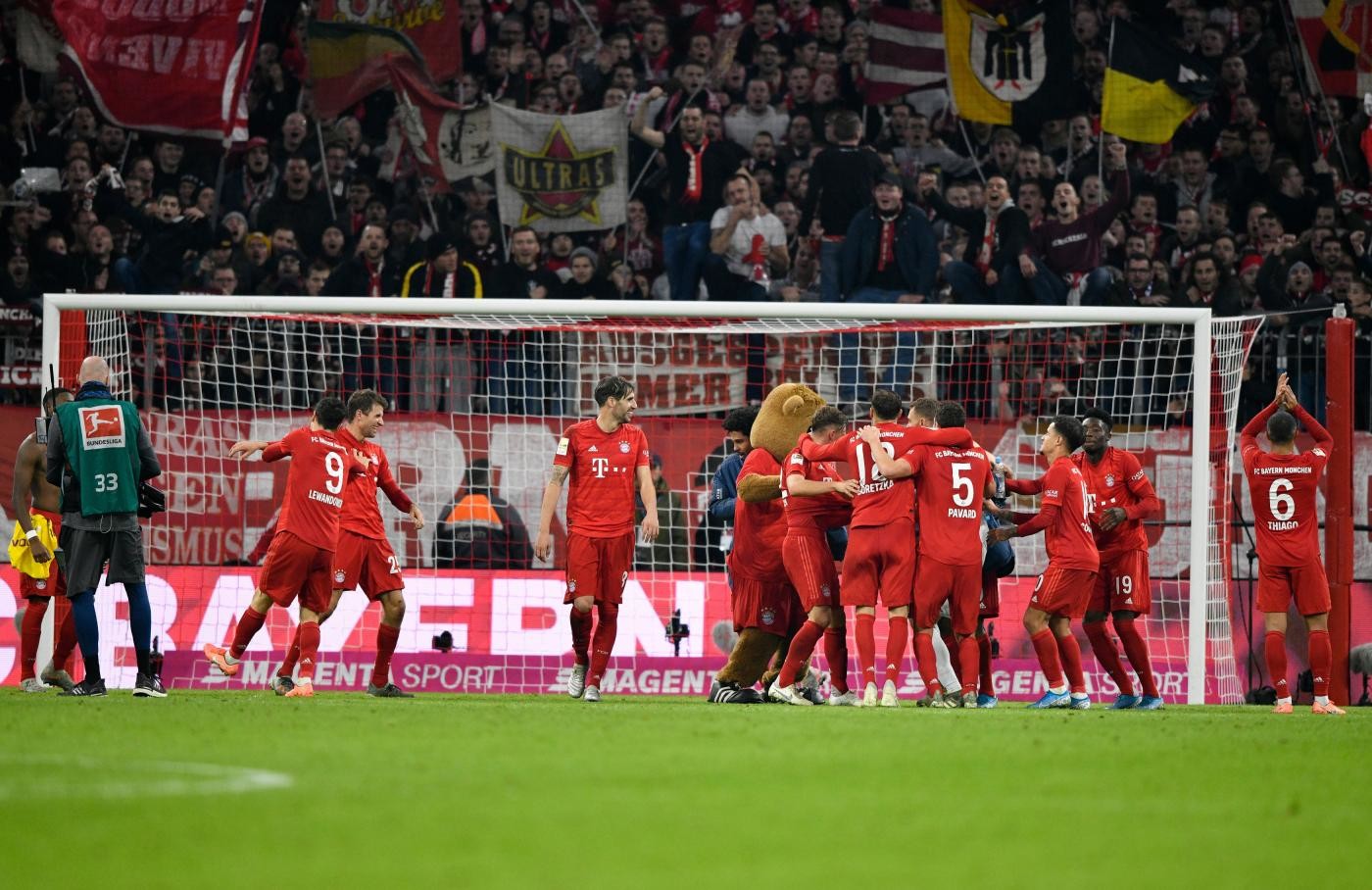 Bundesliga, il Bayern risorge: Dortmund travolto. Gladbach sempre in testa