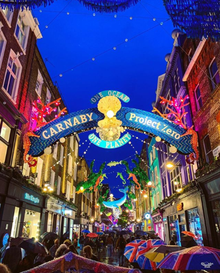 Londra, Carnaby Street diventa un oceano per Natale