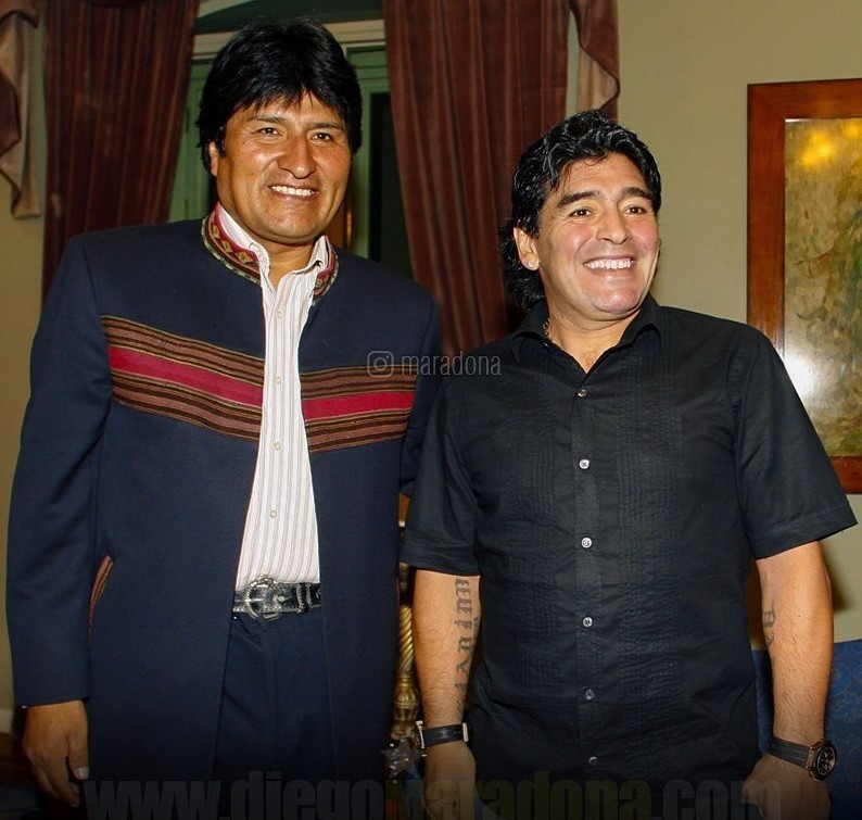 Bolivia, Maradona al fianco di Morales: a La Paz rischio guerra civile