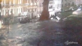Acqua alta record a Venezia, il sindaco: “Chiederemo lo stato di calamità”