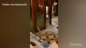 Acqua alta a Venezia, la hall dell’Hotel Gritti come una piscina