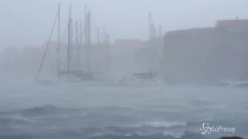 Maltempo a Gallipoli, il mare in tempesta invade il centro abitato