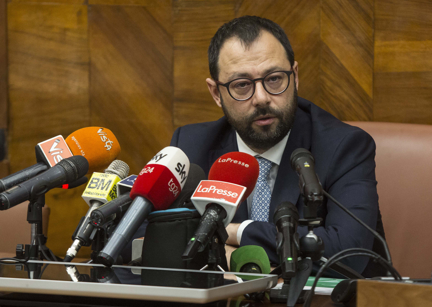 Ex Ilva, slitta il Cdm. Patuanelli: “Non c’è diritto recesso, Mittal resti”