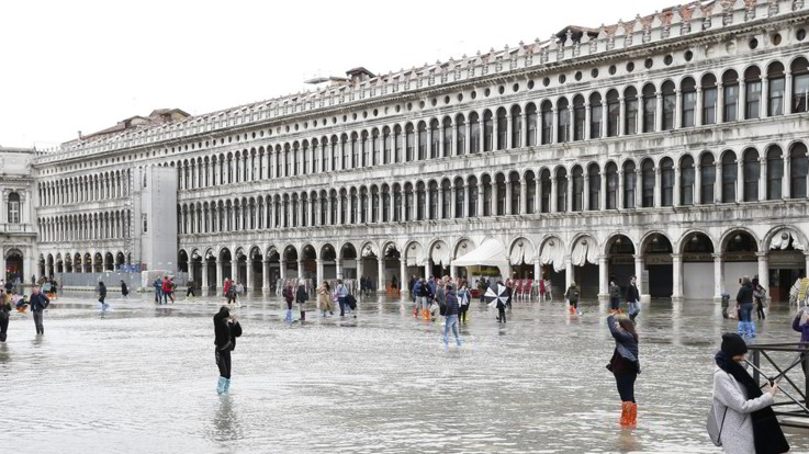 Venezia, acqua alta da record, danni per centinaia di milioni