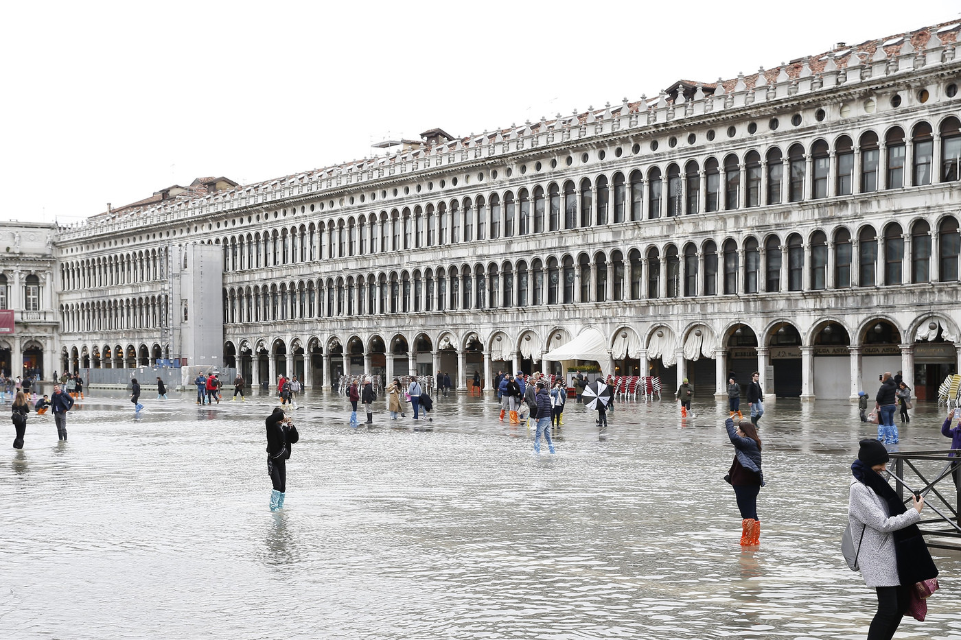 Maltempo, Venezia in tilt dopo marea record: due morti. Zaia: “Devastazione apocalittica”