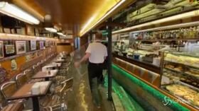 Acqua alta a Venezia, i commercianti disperati vanno avanti : “Chi si ferma è perduto”