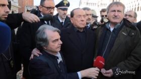 Berlusconi a Venezia con l’acqua alle caviglie: “Il Mose deve essere messo in funzione”
