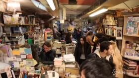 Venezia, decine di volontari per salvare la libreria sommersa