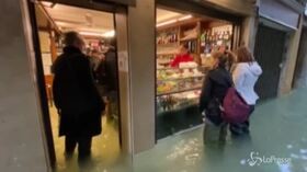 Venezia, l’unico bar aperto in tutta la zona San Marco: “Resistiamo per la città”