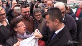 Operaia mostra maglia Whirlpool a Di Maio: “Ci penserà Patuanelli”