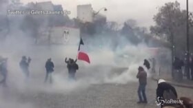 Tensione a Parigi nel primo anniversario dei Gilet gialli