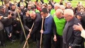 Di Maio pianta un albero a Casoria