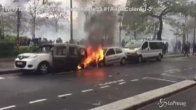 Anniversario gilet gialli, auto a fuoco e barricate a Parigi