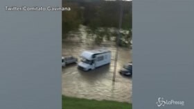 Maltempo in Toscana: esonda il Sieve, l’acqua invade una strada statale