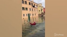 Venezia: selfie nell’acqua alta, Babbo Natale sprofonda nel canale