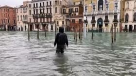Tra i turisti arrivati a Venezia per la piena storica: “Siamo venuti apposta per vederla”