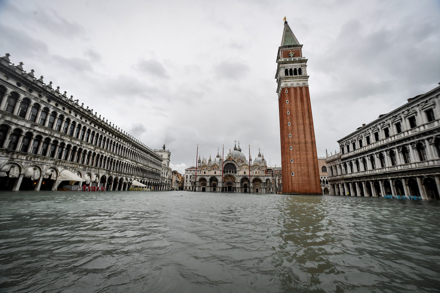 Venezia, turisti e cittadini sfidano l’acqua alta