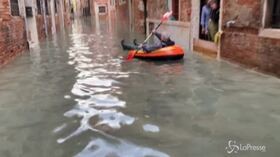Acqua alta a Venezia, per le calli si gira in canotto