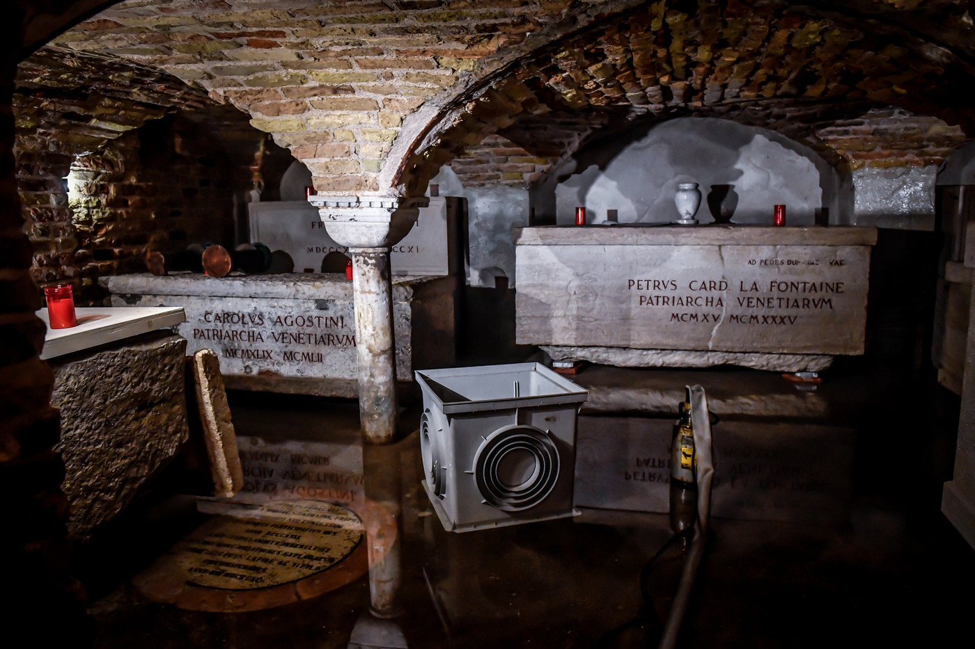 L’interno della basilica di San Marco dopo l’acqua alta