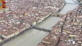 Firenze, le immagini della piena dell’Arno