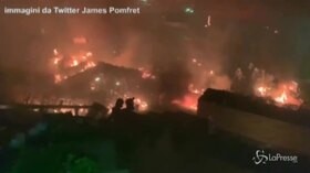 Hong Kong, la polizia irrompe al Politecnico: inferno di fuoco e gas lacrimogeni