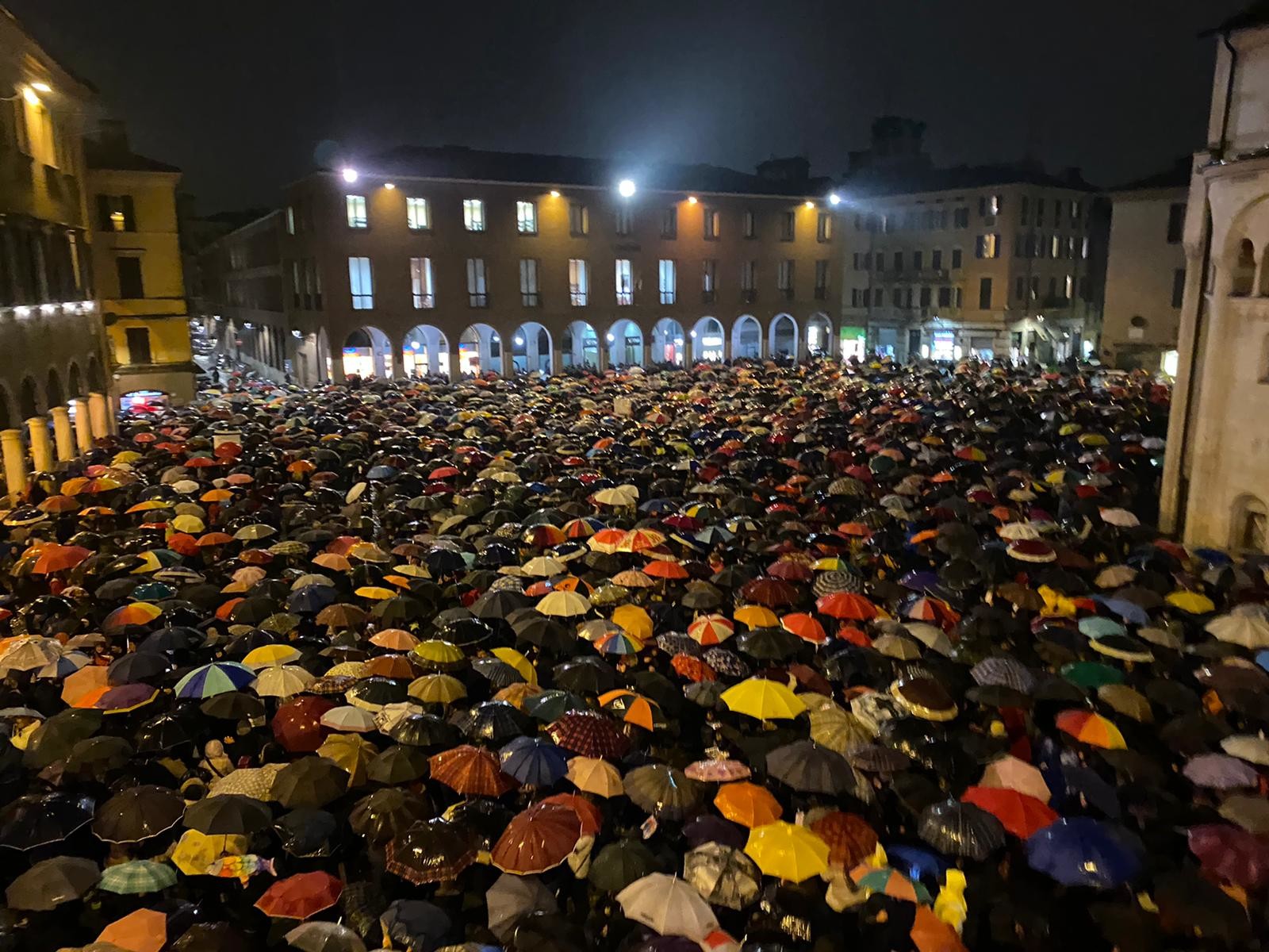 Modena, le ‘Sardine’ riempiono piazza Grande: in 7mila intonano ‘Bella Ciao’