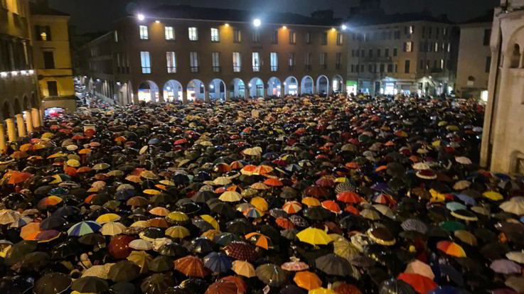 Modena, le 'Sardine' riempiono piazza Grande: in 7mila intonano 'Bella Ciao'