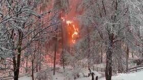 Cadono i cavi elettrici per il maltempo, bosco in fiamme in Val Pusteria
