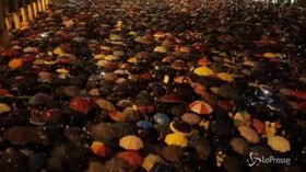 Le “sardine” riempiono piazza Grande a Modena: “Fermeremo Salvini”