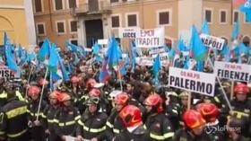 Roma, i vigili del fuoco protestano per gli stipendi: “Vogliamo equiparazione con altri Corpi”