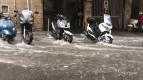 Bomba d’acqua su Napoli: strade come torrenti