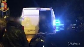 Torino, arrestati due passeur: trasportavano 36 migranti in piedi in un furgone