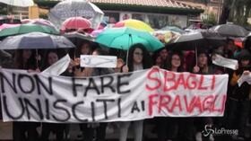 Le ‘Sardine’ diventano ‘Fravaglie’: in centinaia in piazza a Sorrento contro Salvini
