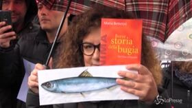 Sorrento, centinaia Sardine accolgono Salvini con i libri