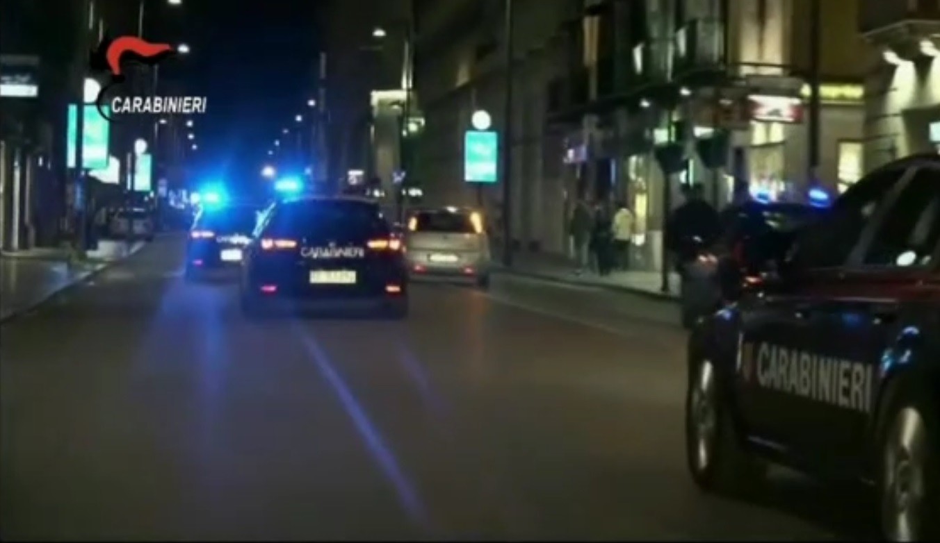 Raffiche di kalashnikov contro i carabinieri nell’alessandrino: banditi in fuga