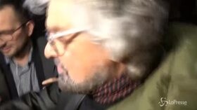 Grillo arriva a Roma e schiva i cronisti: “Siete diventati comici voi”
