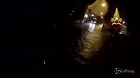 Genova sott’acqua, i Vigili del Fuoco salvano tre ragazzi bloccati in auto