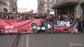“Basta violenza sulle donne”. A Roma il corteo del Movimento Non una di meno