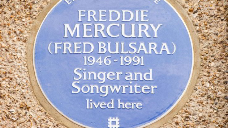 28 anni fa moriva Freddie Mercury, il giorno prima rivelò la sua malattia