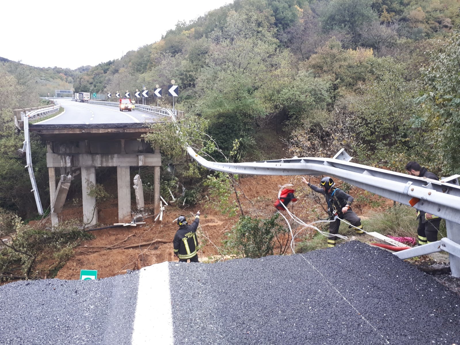 Crolla viadotto sull’A6 nel Savonese, Toti: “Più acqua che nell’alluvione 2014”