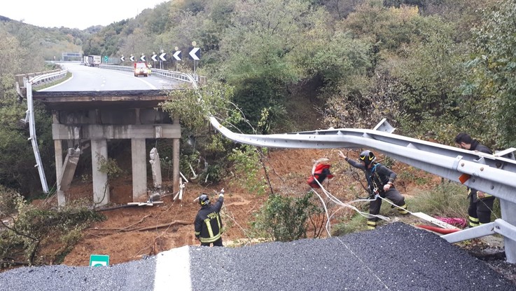 Crolla viadotto sull'A6 nel Savonese, Toti: "Più acqua che nell'alluvione 2014"