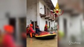 Maltempo a Cuneo, via da casa sui gommoni