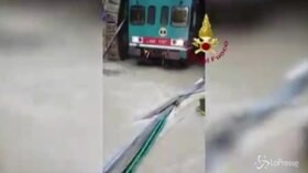 Maltempo in Calabria, soccorsi passeggeri di un treno in una galleria allagata