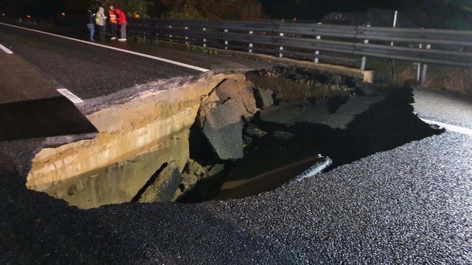 Maltempo, si apre voragine sull’autostrada Torino-Piacenza