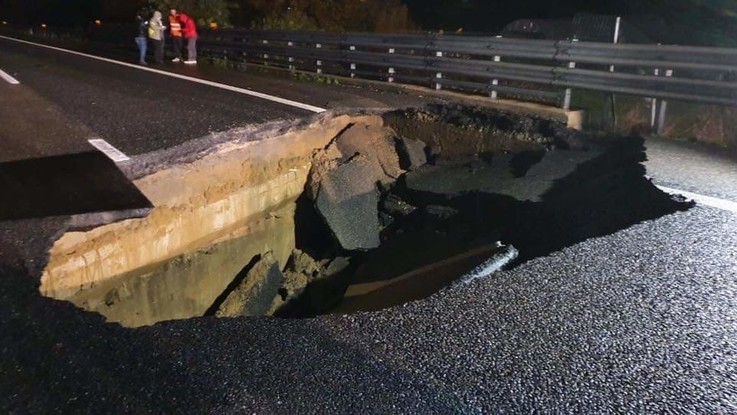 Maltempo, si apre voragine sull'autostrada Torino-Piacenza