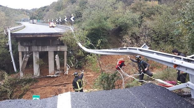 Savona, crolla un tratto del viadotto della A6, travolto da una frana