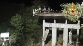 Crollo A6 Savona, vigili al lavoro di notte con le unità cinofile