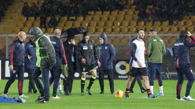 Serie A, il maltempo ferma Lecce-Cagliari: gara rinviata