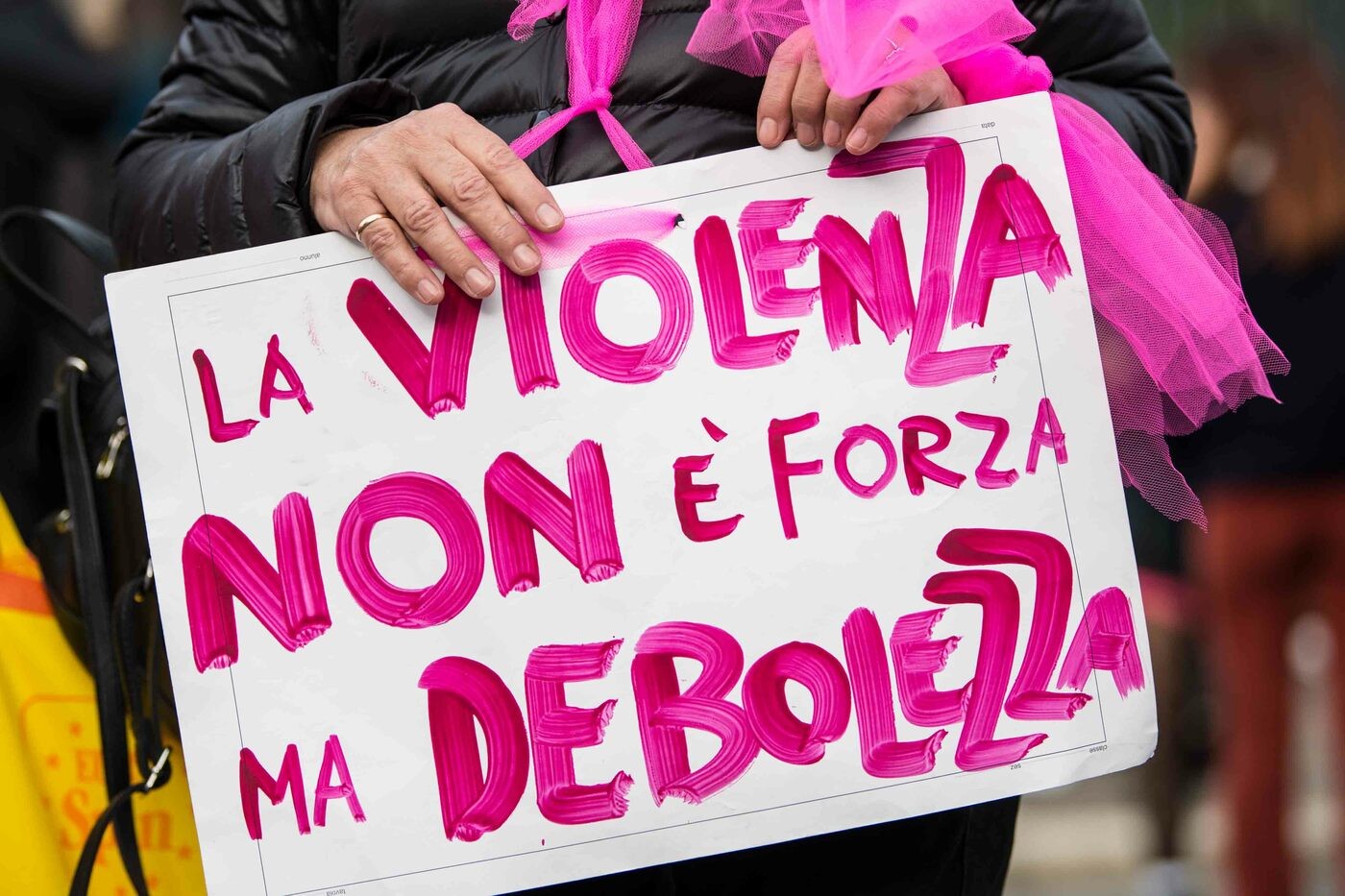 Violenza sulle donne, report shock dell'Istat "Stupro? Colpa di come si vestono" LaPresse